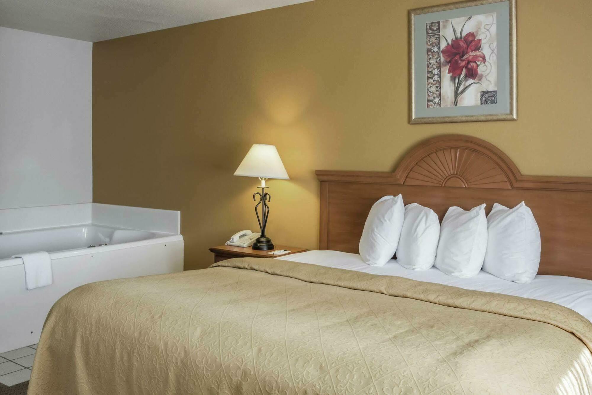 Quality Inn Huron Exterior photo